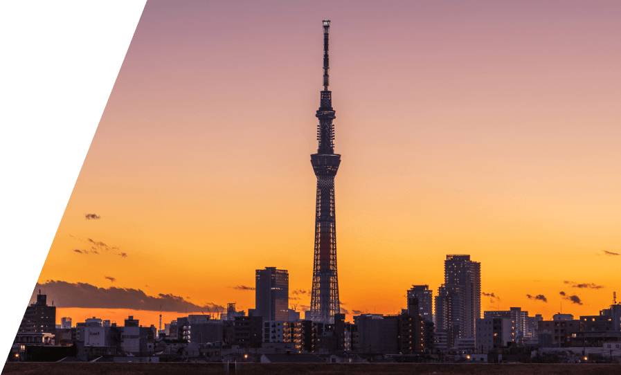 夕方のスカイツリーが見える街並み